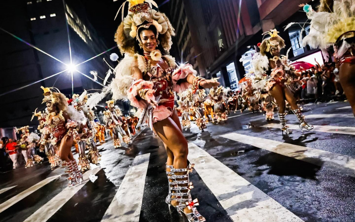 Viradouro realiza desfile da vit&oacute;ria em Niter&oacute;i