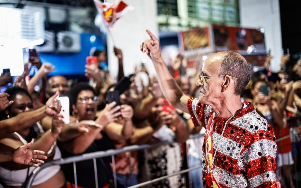 Mestre Ci&ccedil;a participa do desfile da vit&oacute;ria da Viradouro