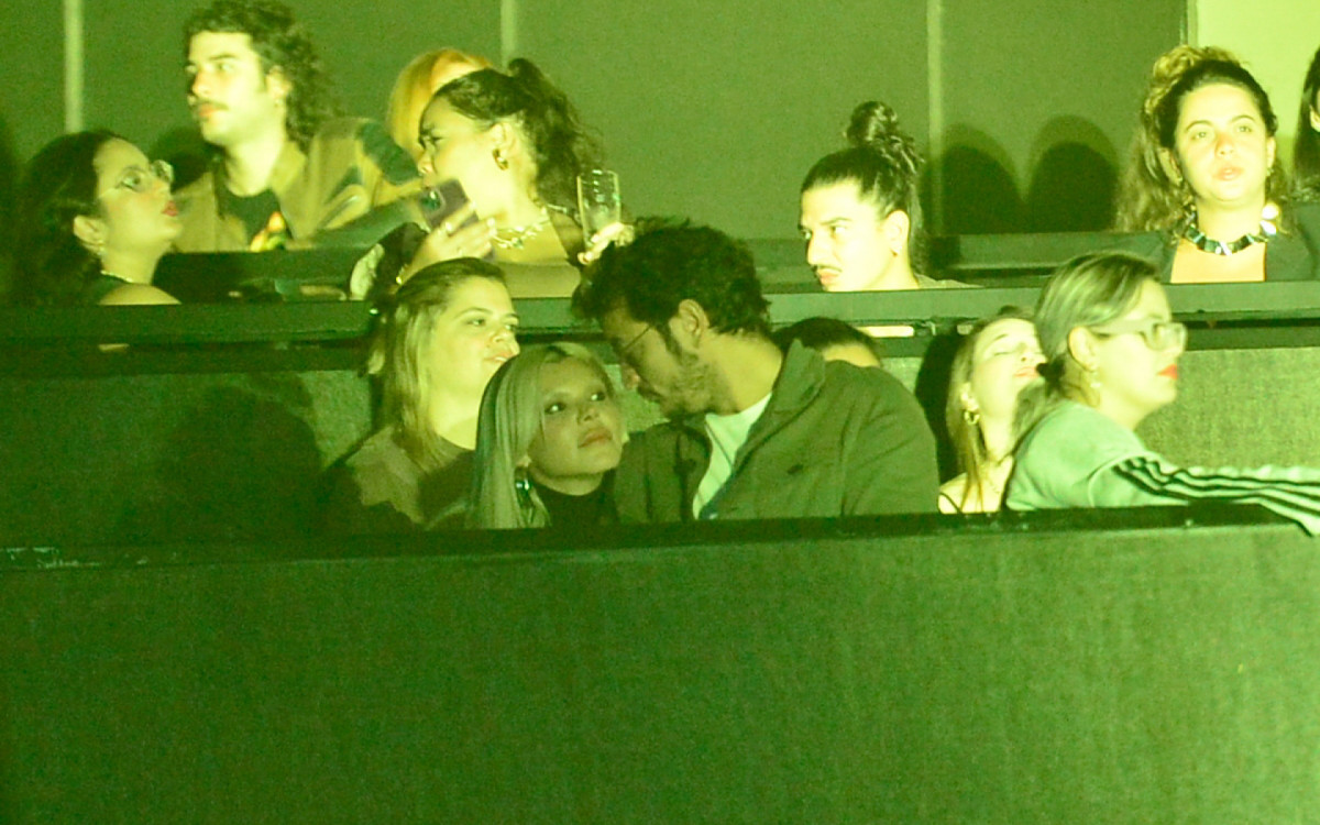 Duda Beat e Allan Souza Lima assistem ao show de Samuel Rosa juntinhos