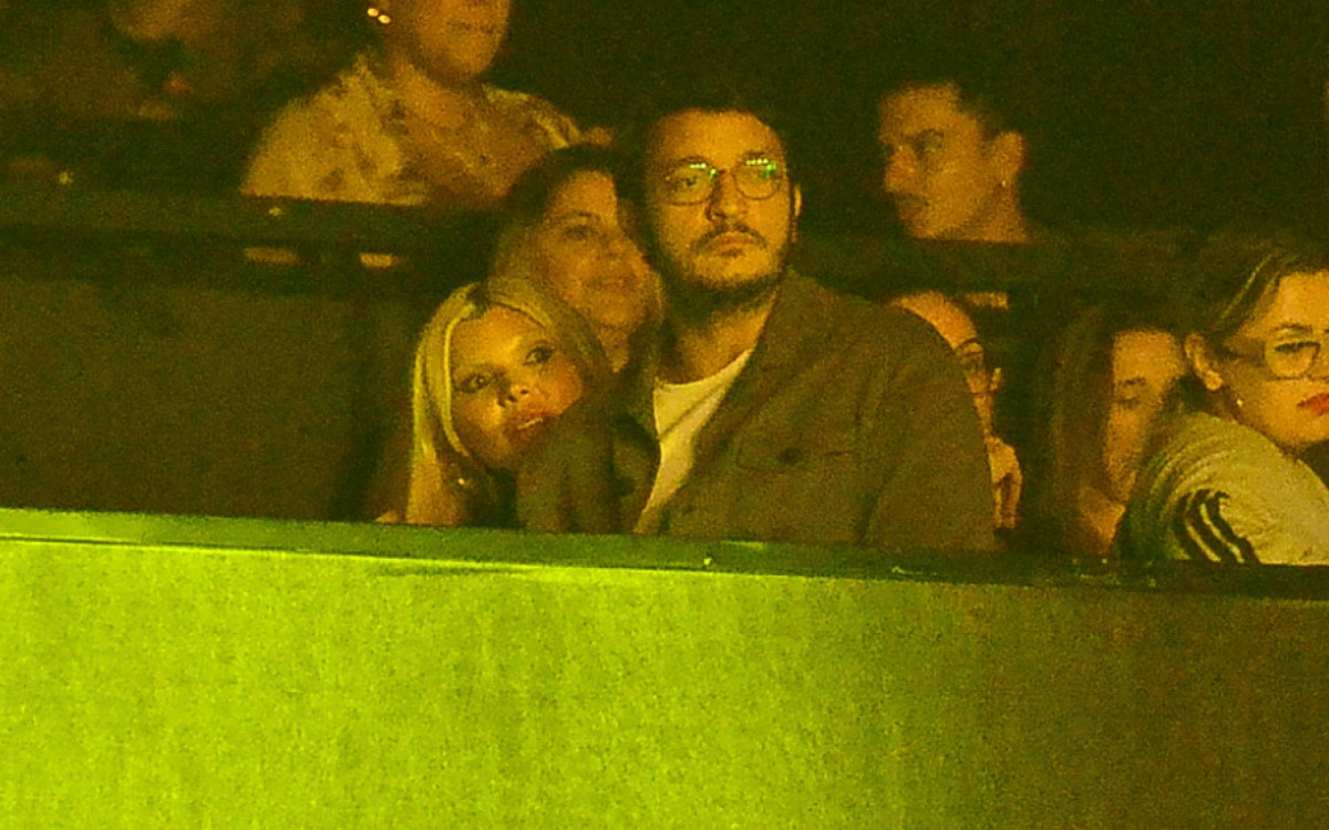 Duda Beat e Allan Souza Lima assistem ao show de Samuel Rosa juntinhos