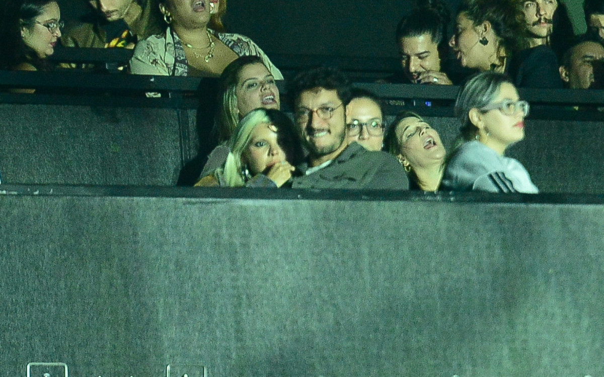 Duda Beat e Allan Souza Lima assistem ao show de Samuel Rosa juntinhos