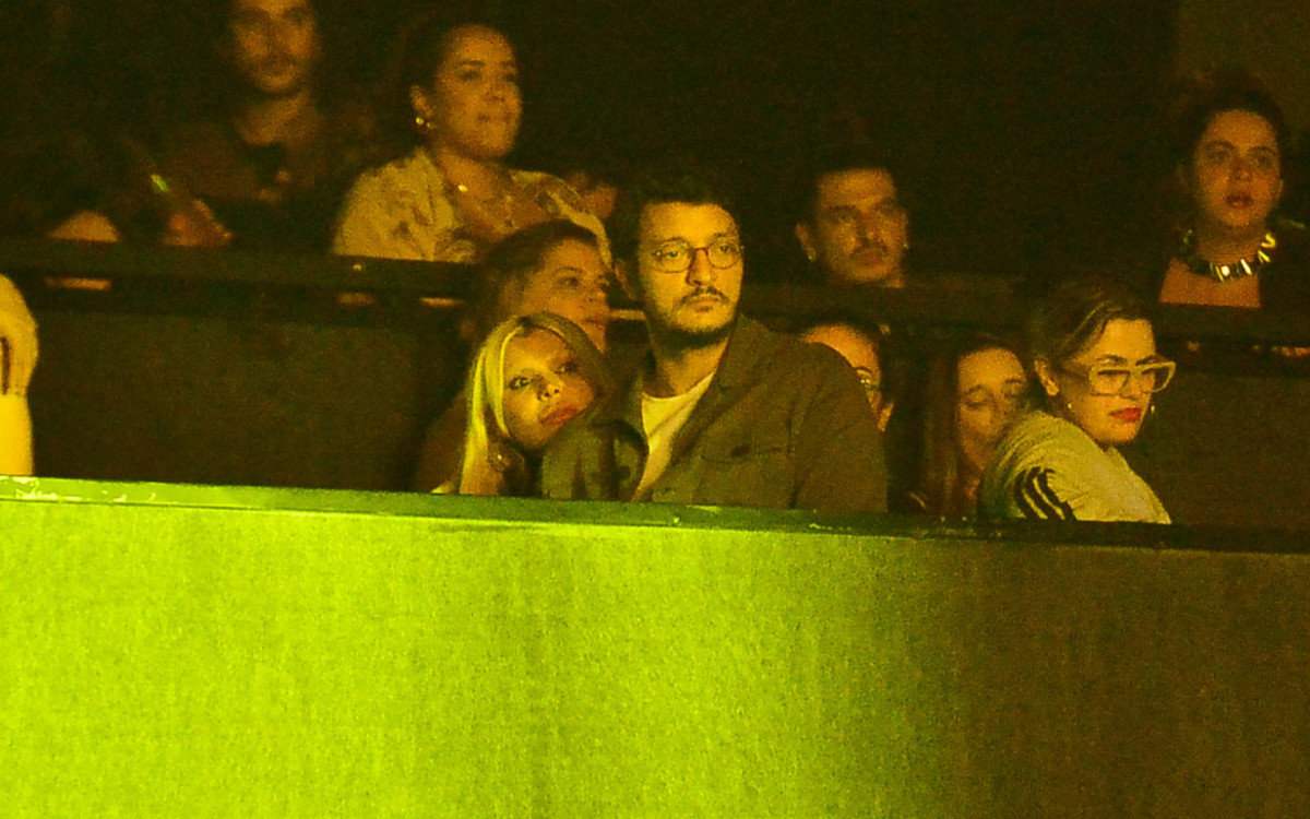 Duda Beat e Allan Souza Lima assistem ao show de Samuel Rosa juntinhos