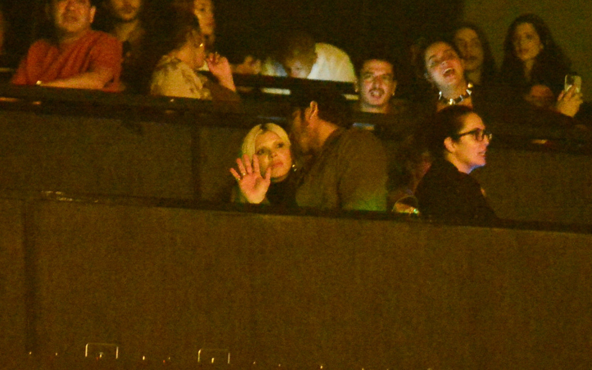 Duda Beat e Allan Souza Lima assistem ao show de Samuel Rosa juntinhos