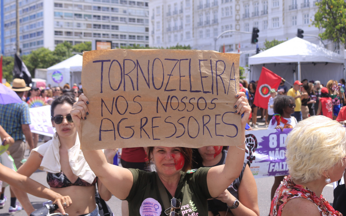 Passeata pelo 8M na praia de Copacabana na Zona Sul do Rio de Janeiro neste domingo(08). Foto: Carlos Elias/ Agência O Dia
