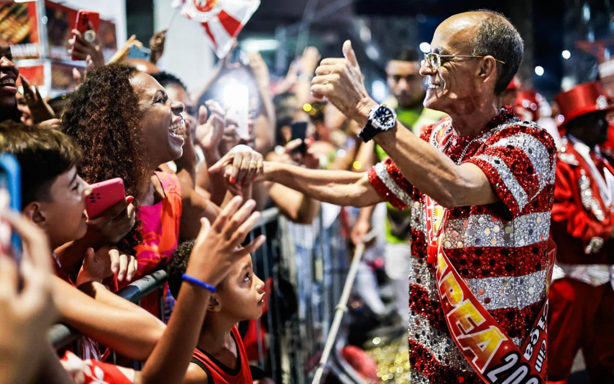 Mestre Ci&ccedil;a participa do desfile da vit&oacute;ria da Viradouro