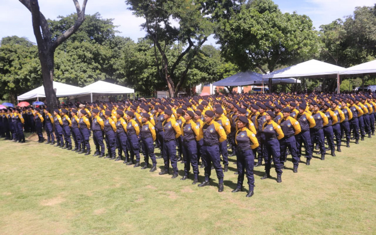 Cerca de 600 agentes da Força Municipal se formaram neste domingo (8)