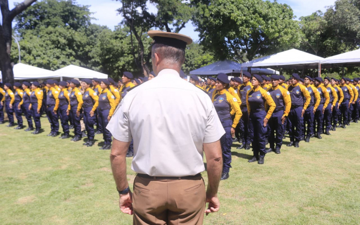 Cerca de 600 agentes da Força Municipal se formaram neste domingo (8)