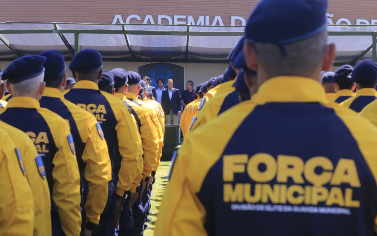 Cerca de 600 agentes da Força Municipal se formaram neste domingo (8)