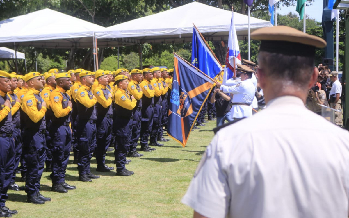 Cerca de 600 agentes da Força Municipal se formaram neste domingo (8)