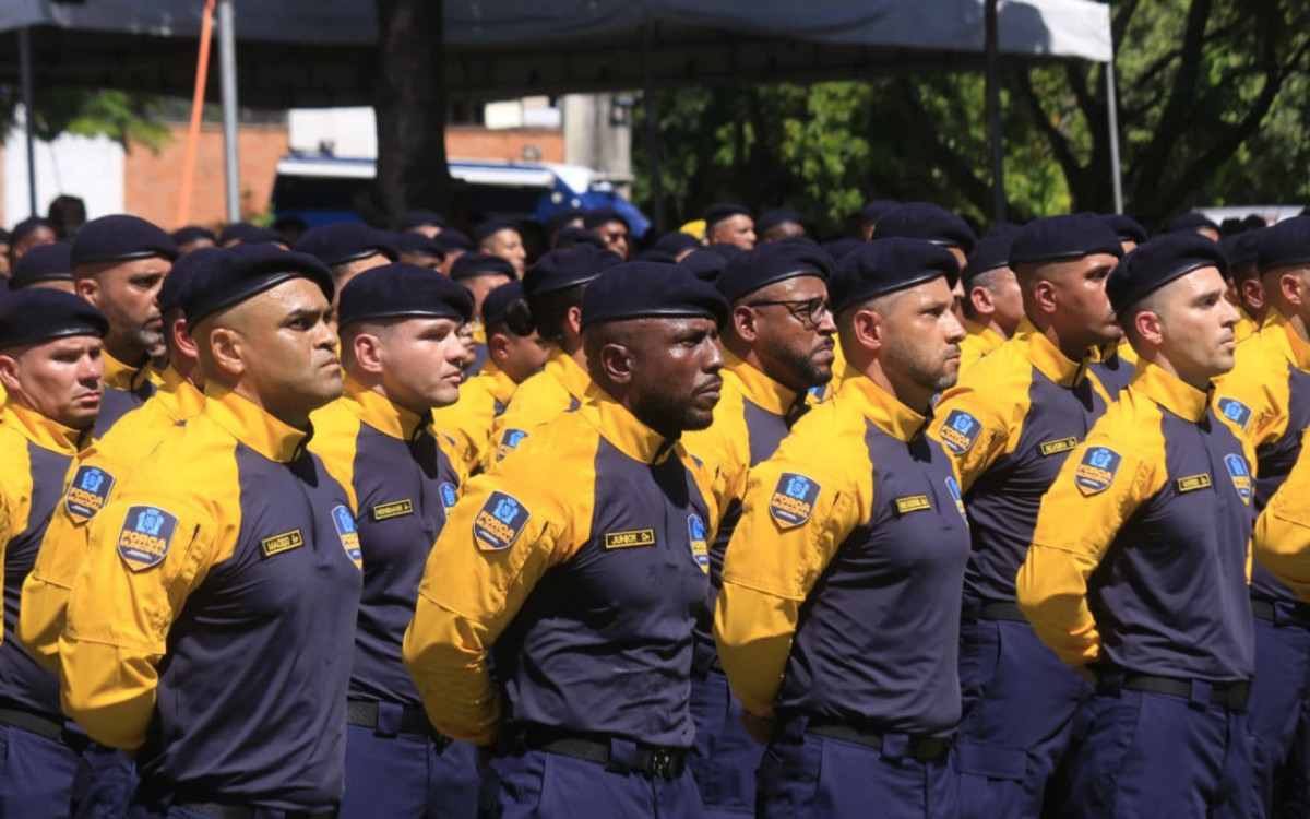 Cerca de 600 agentes da Força Municipal se formaram neste domingo (8)