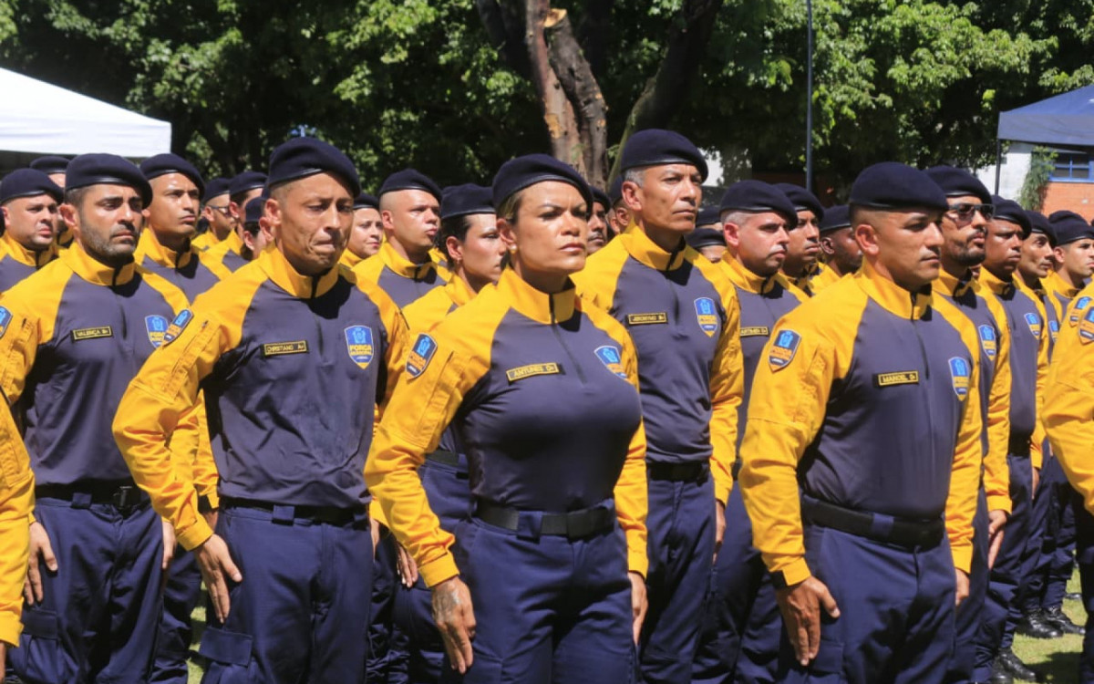 Cerca de 600 agentes da Força Municipal se formaram neste domingo (8)