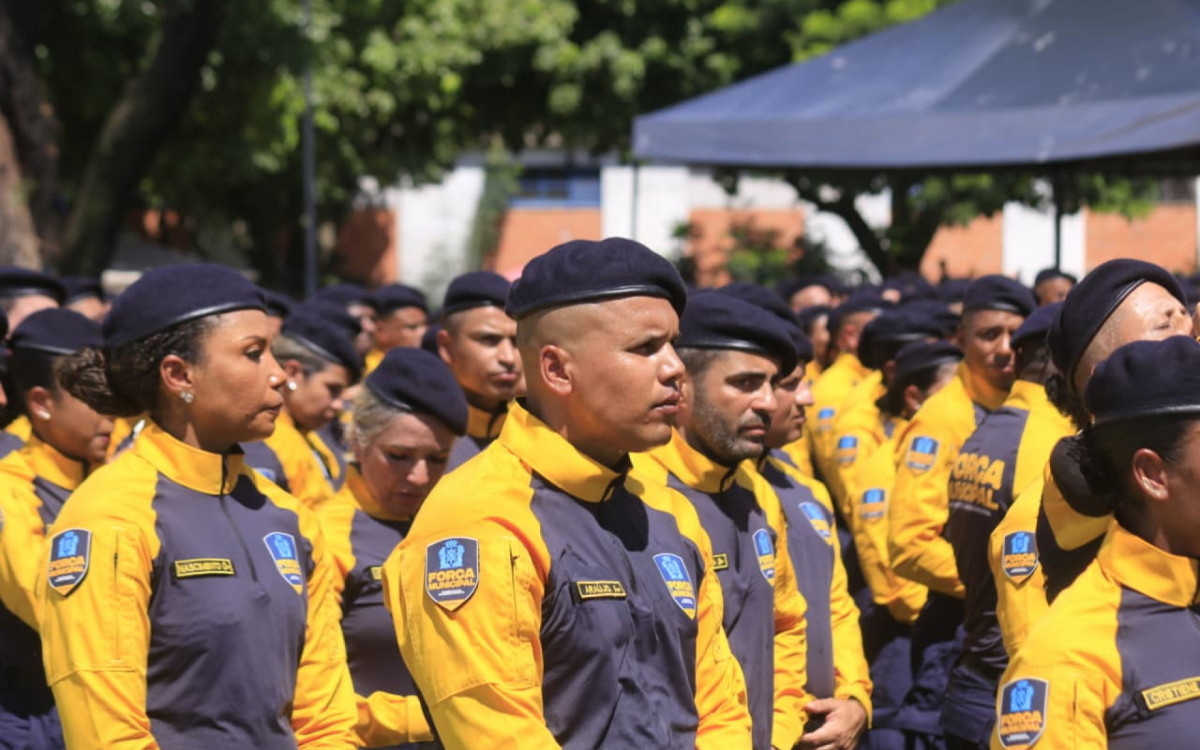 Cerca de 600 agentes da Força Municipal se formaram neste domingo (8)