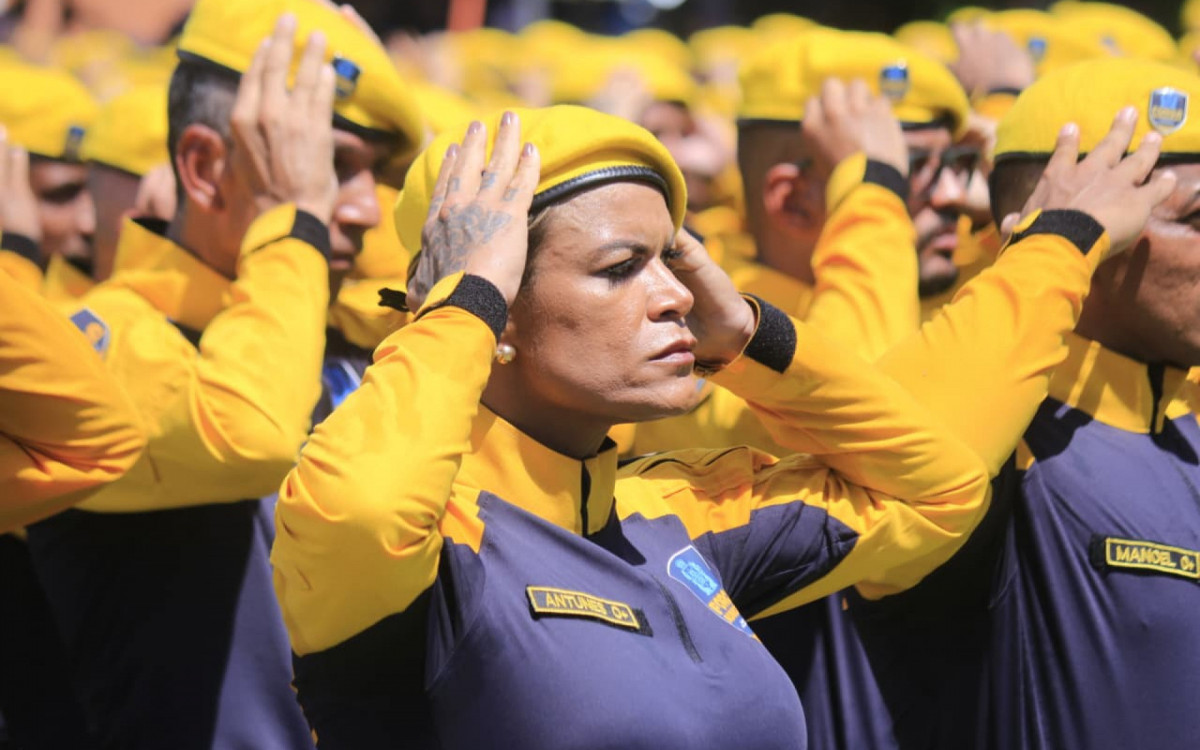 Cerca de 600 agentes da Força Municipal se formaram neste domingo (8)
