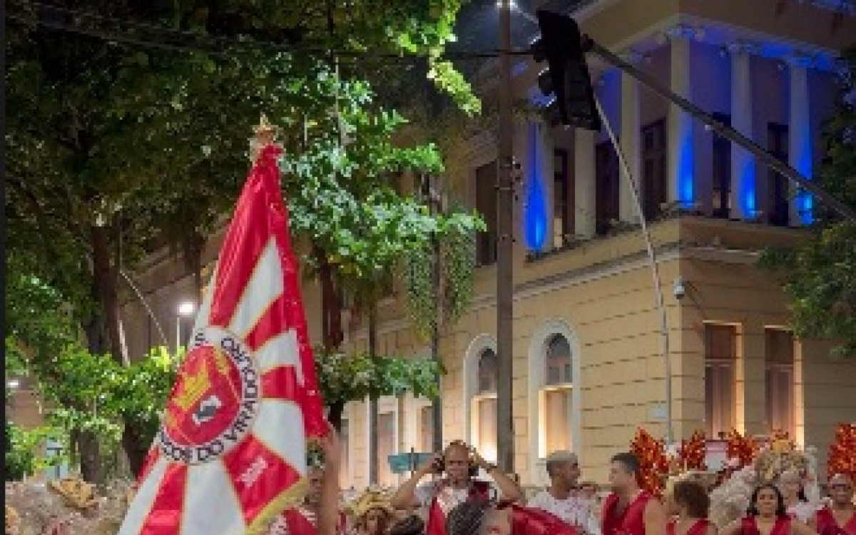 Marcela Alves e Phelipe Lemos se apresentam no desfile da vit&oacute;ria da Viradouro