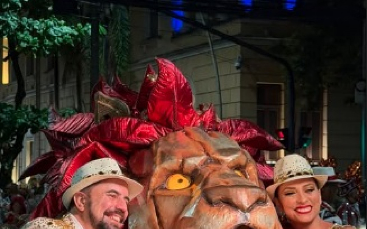 Componentes participam do desfile da vit&oacute;ria da Viradouro