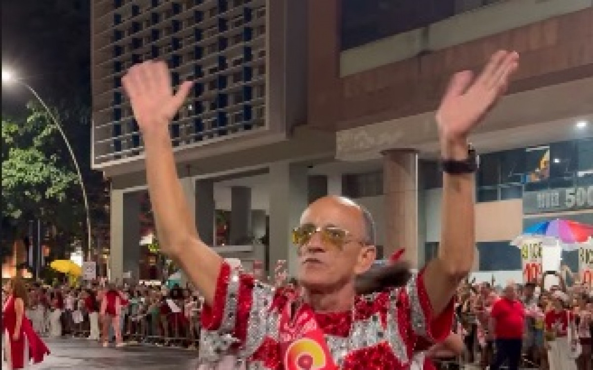 Mestre Ci&ccedil;a no desfile da vit&oacute;ria da Viradouro