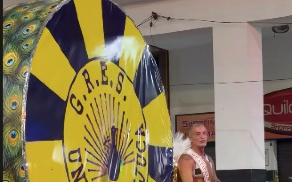 Paulo Barros no desfile da vit&oacute;ria da Viradouro