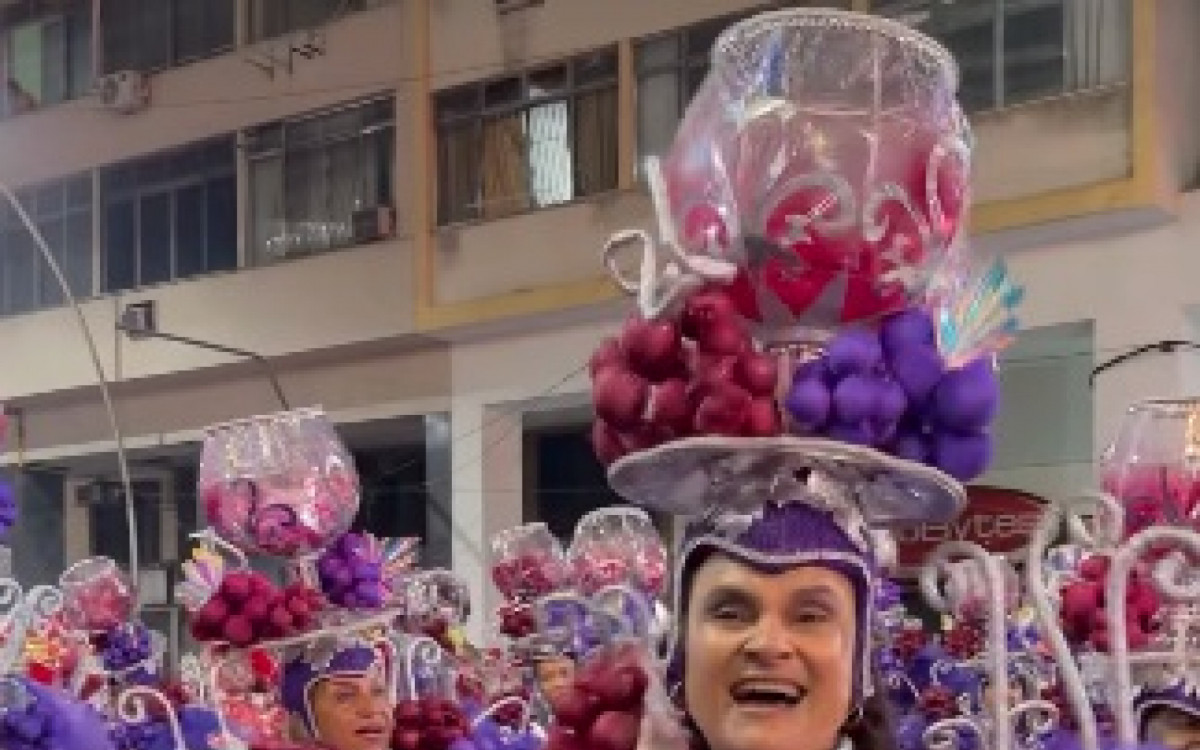 Componentes estavam fantasiados no desfile da vit&oacute;ria da Viradouro