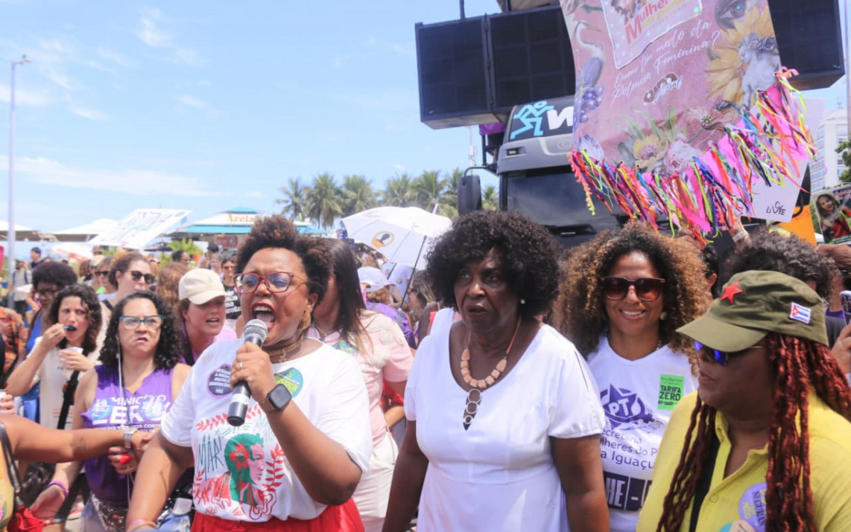As deputadas Benedita da Silva e Tainá de Paula participaram do ato em Copacabana