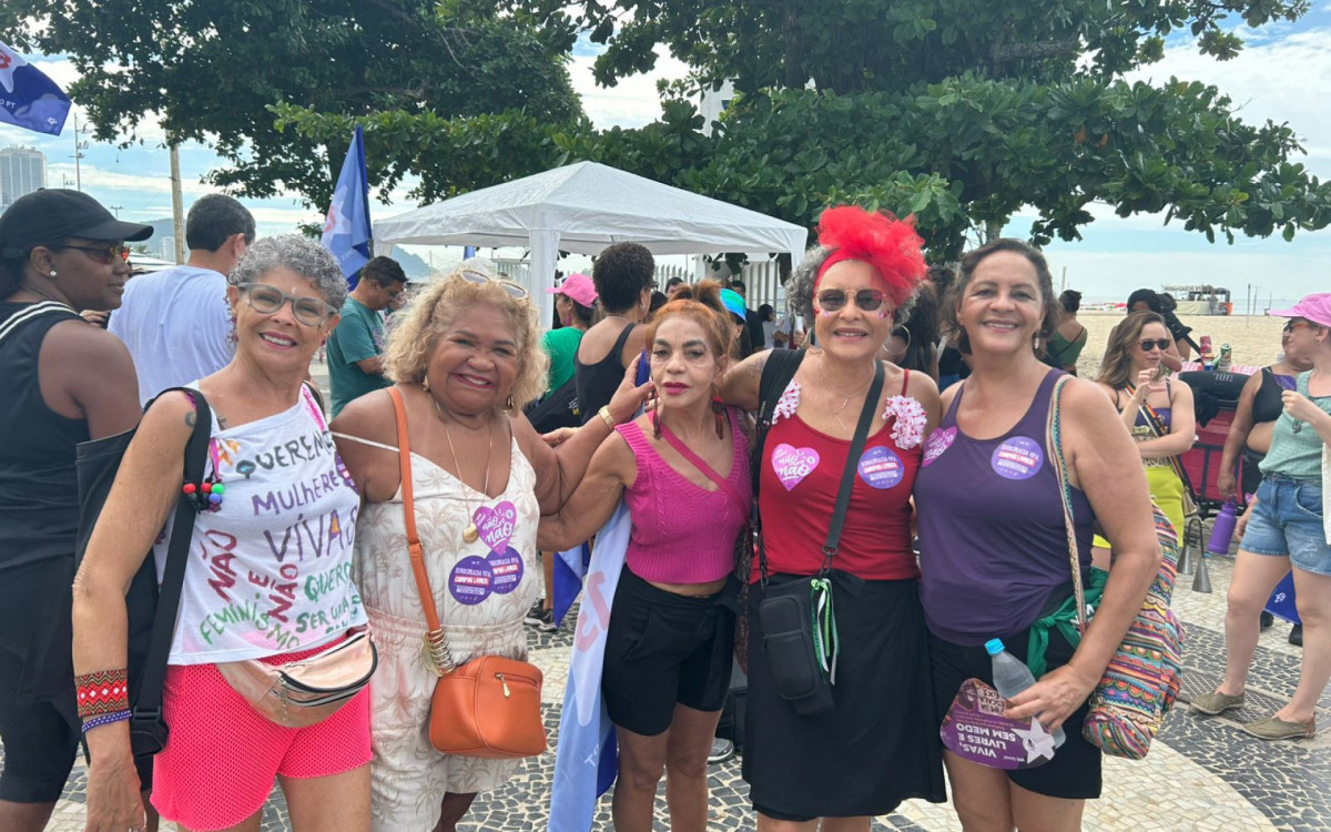 Renata Andrade, Patrícia Domingos e amigas reunidas no ato