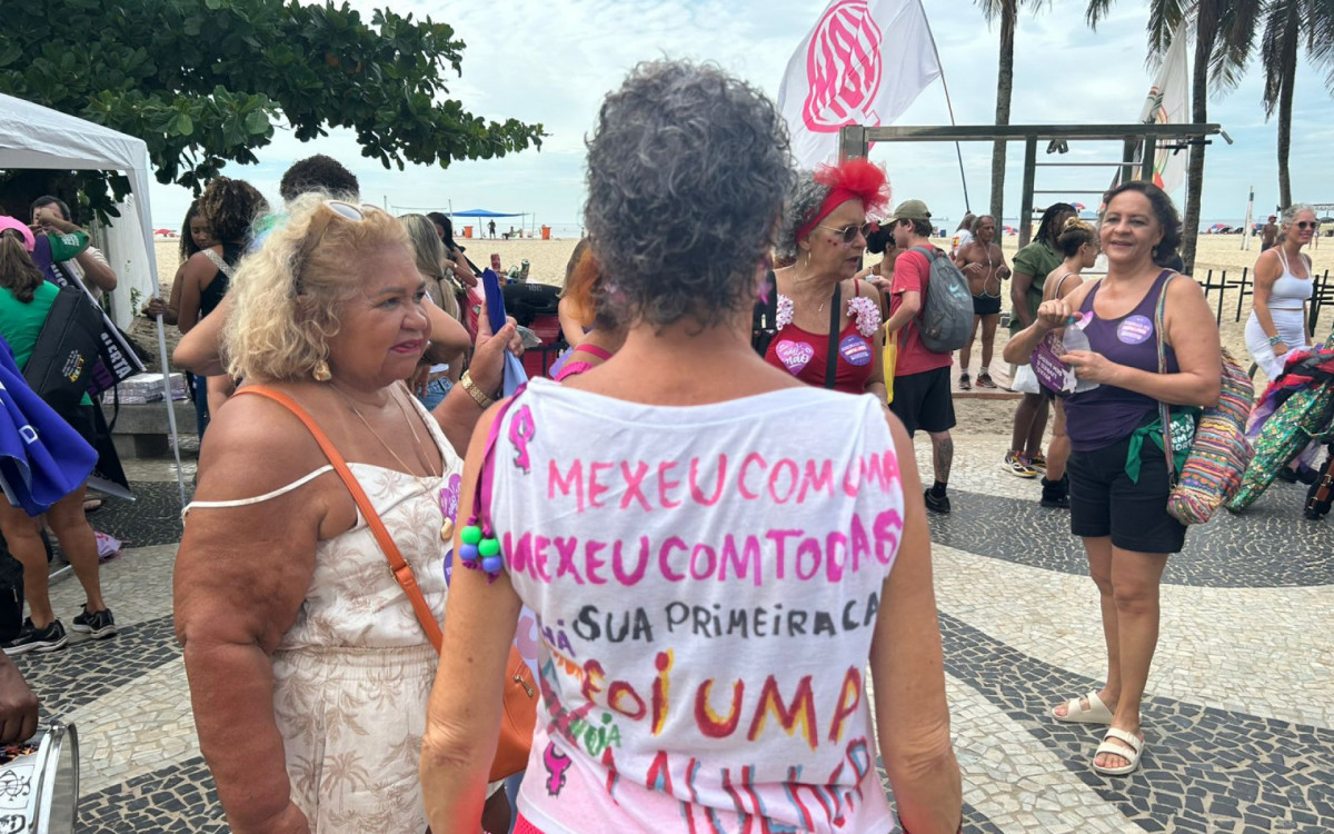 Renata Andrade com blusa customizada pelo filho