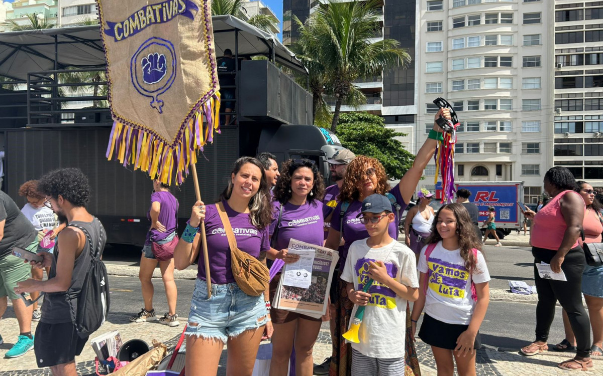Coletivo feministas Comotivas participou do ato em Copacabana