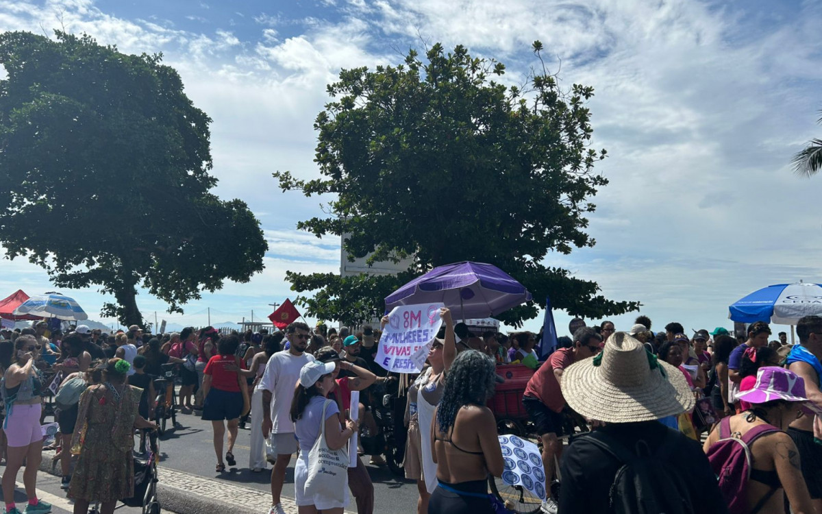 Ato em Copacabana em homenagem ao Dia Internacional da Mulher