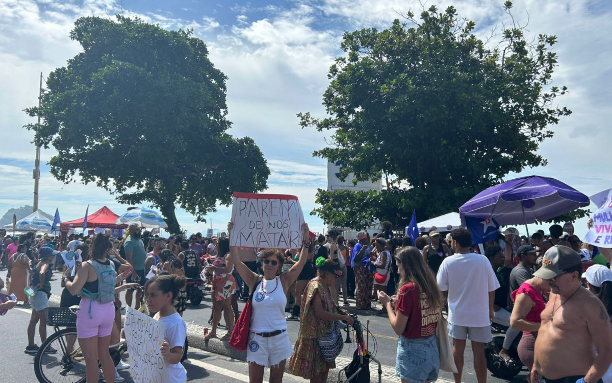 Ato em Copacabana em homenagem ao Dia Internacional da Mulher