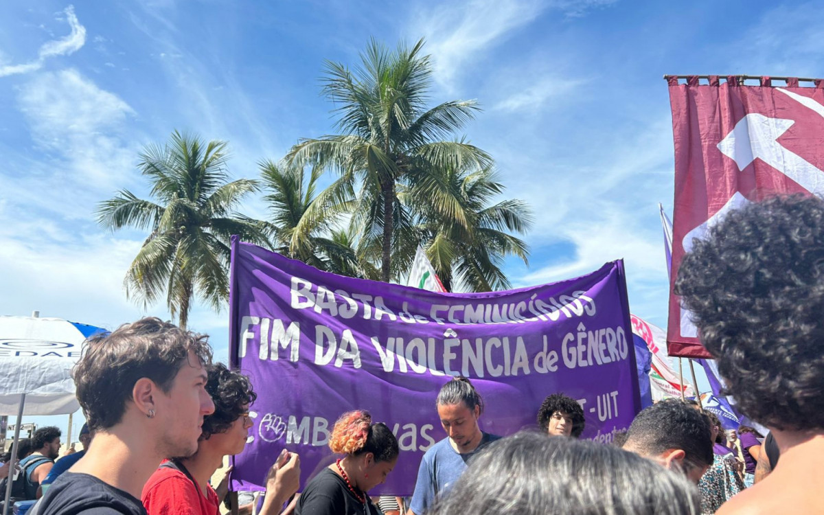 Ato em Copacabana em homenagem ao Dia Internacional da Mulher