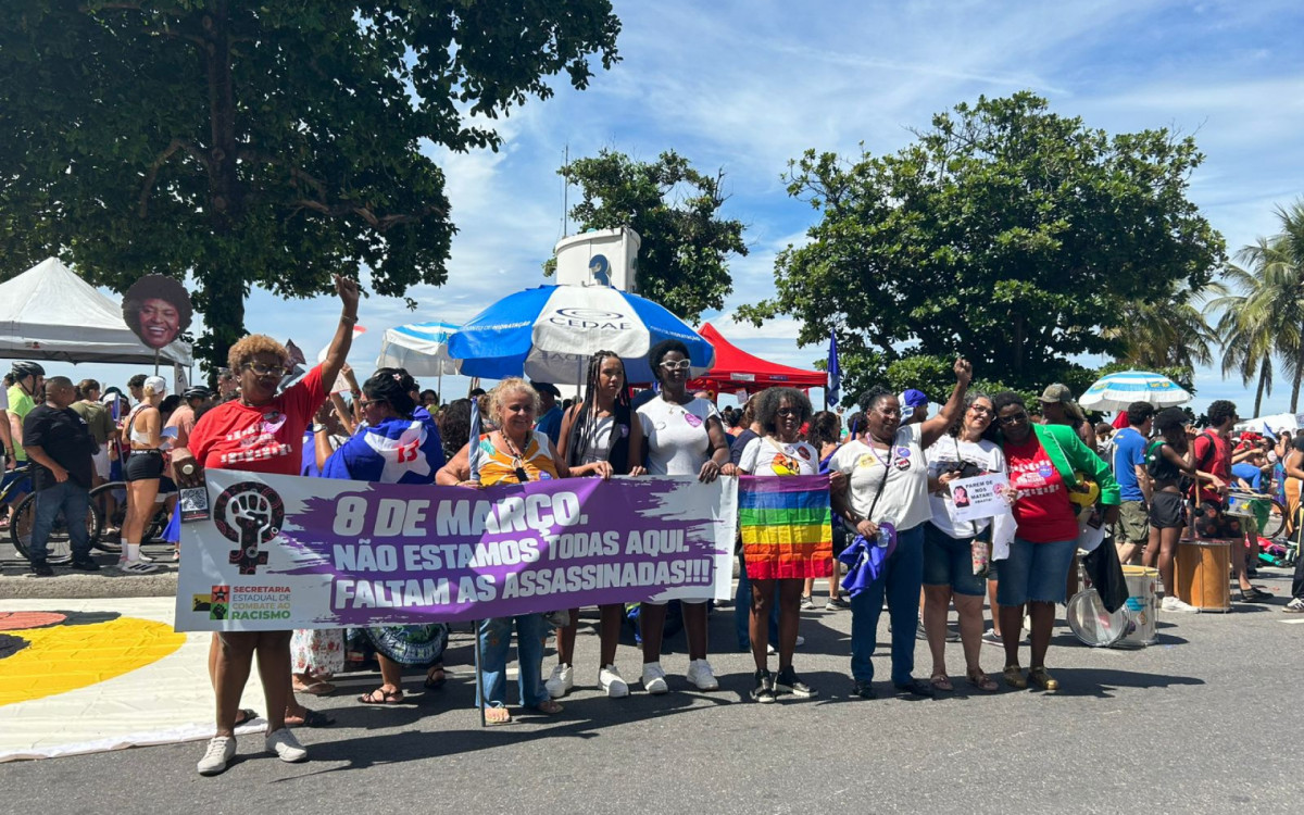 Ato em Copacabana em homenagem ao Dia Internacional da Mulher