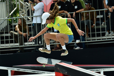 Rayssa Leal torce pé no treino, mas confirma participação no SLS Rio