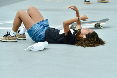 Rayssa Leal se recupera de lesão no joelho e volta a andar de skate após 40 dias