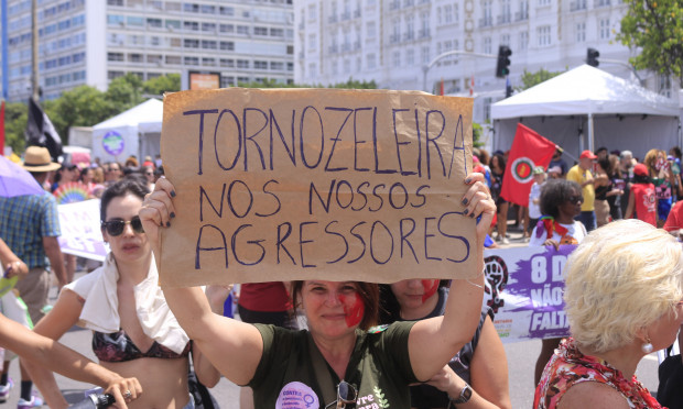 Ato pelo Dia Internacional da Mulher reúne multidão na orla de Copacabana