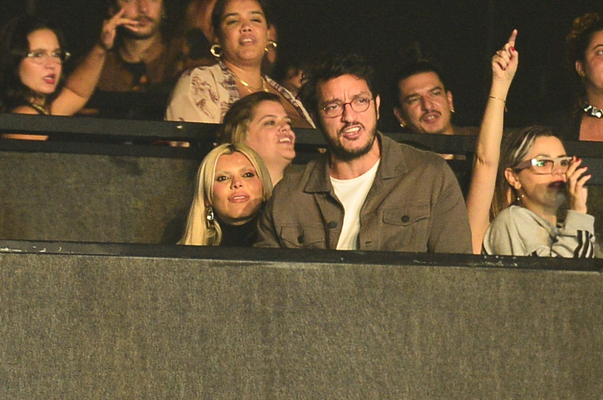 Duda Beat e Allan Souza Lima assistem ao show de Samuel Rosa juntinhos -  Eduardo Martins / Brazil News