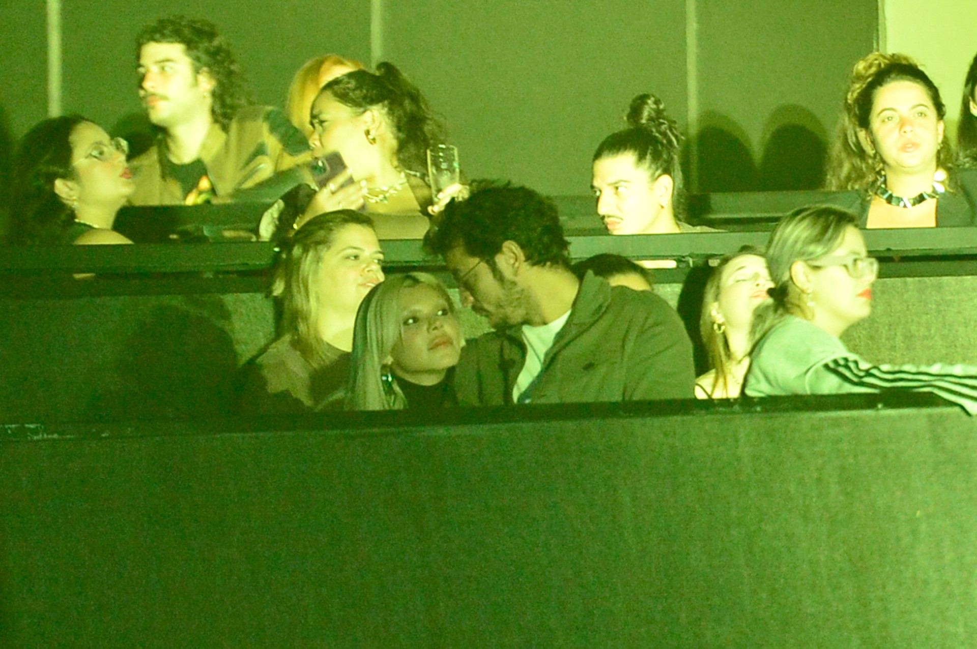 Duda Beat e Allan Souza Lima assistem ao show de Samuel Rosa juntinhos -  Eduardo Martins / Brazil News