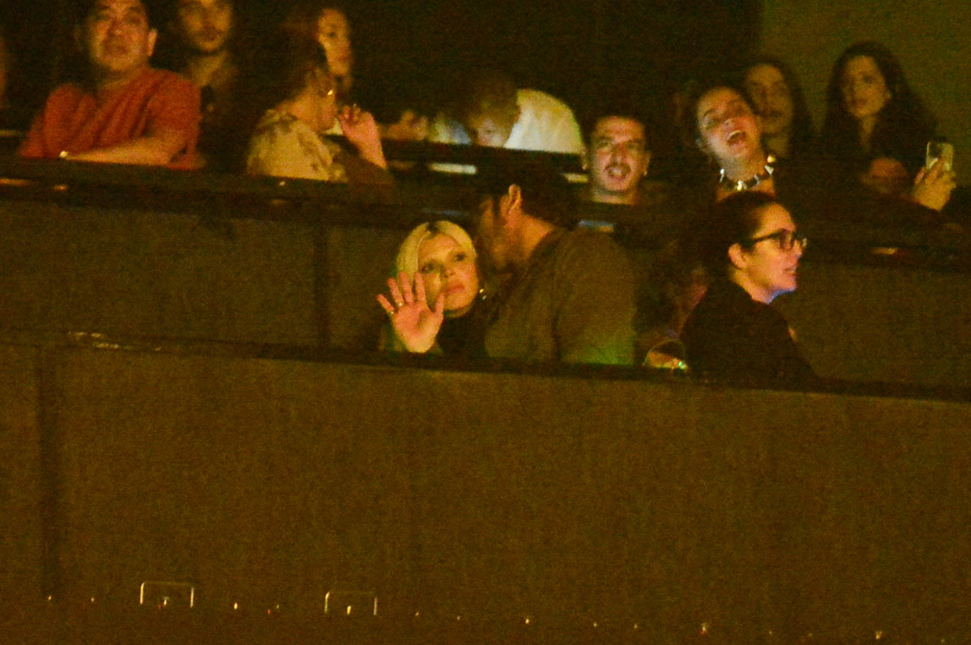 Duda Beat e Allan Souza Lima assistem ao show de Samuel Rosa juntinhos -  Eduardo Martins / Brazil News