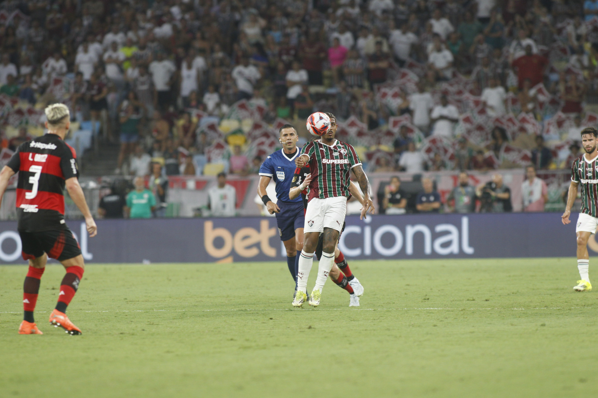 Fluminense e Flamengo se enfrentam neste domingo (8), no Maracan&atilde;, pela final do Campeonato Carioca - Reginaldo Pimenta / Ag&ecirc;ncia O Dia