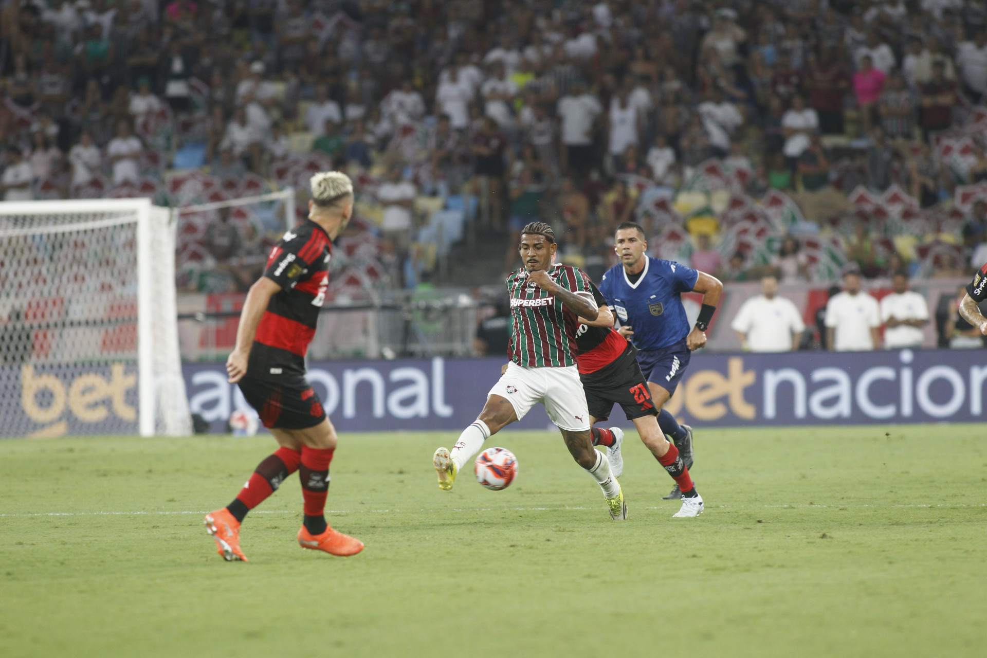 Fluminense e Flamengo se enfrentam neste domingo (8), no Maracan&atilde;, pela final do Campeonato Carioca - Reginaldo Pimenta / Ag&ecirc;ncia O Dia