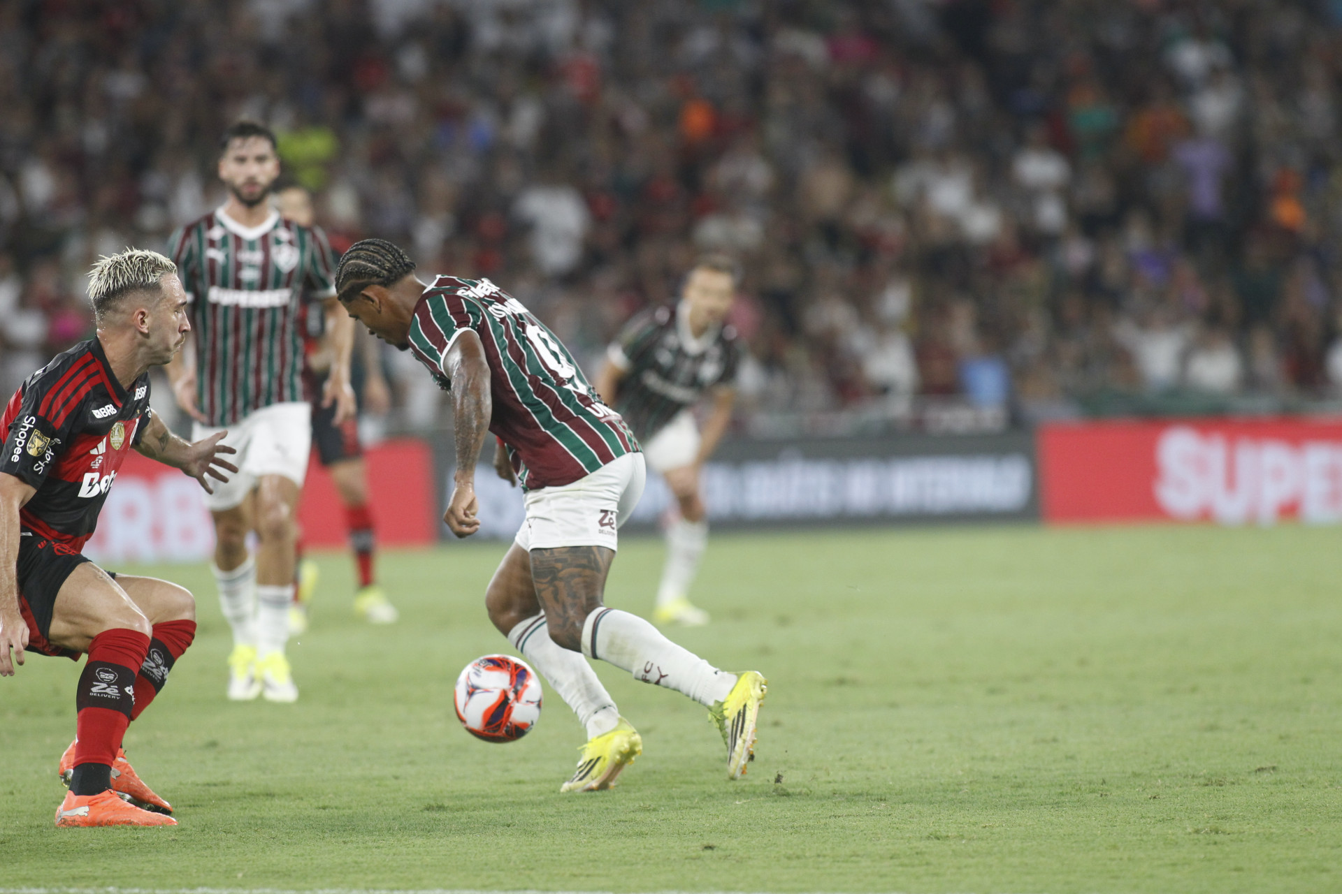 Fluminense e Flamengo se enfrentam neste domingo (8), no Maracan&atilde;, pela final do Campeonato Carioca - Reginaldo Pimenta / Ag&ecirc;ncia O Dia