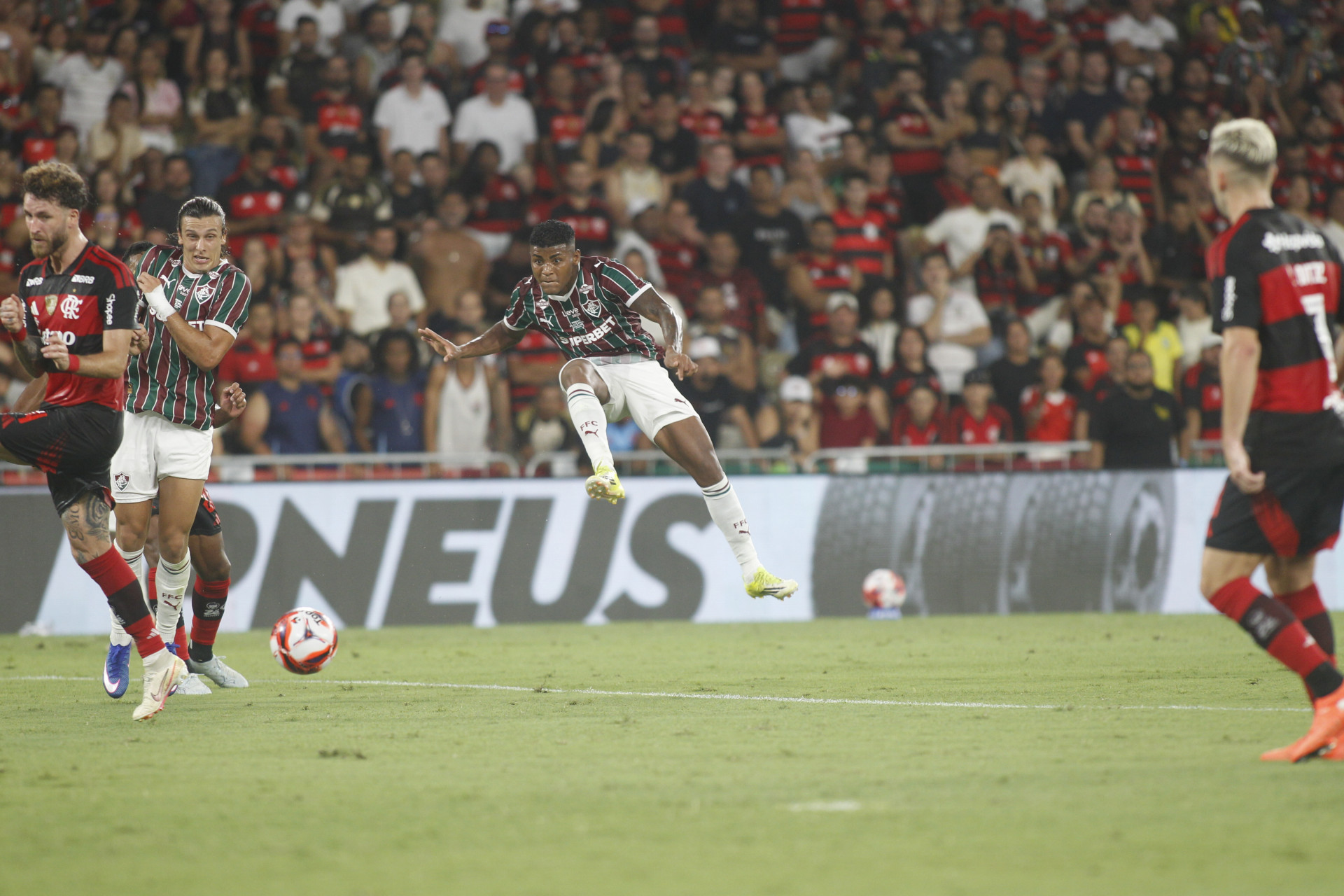 Fluminense e Flamengo se enfrentam neste domingo (8), no Maracan&atilde;, pela final do Campeonato Carioca - Reginaldo Pimenta / Ag&ecirc;ncia O Dia