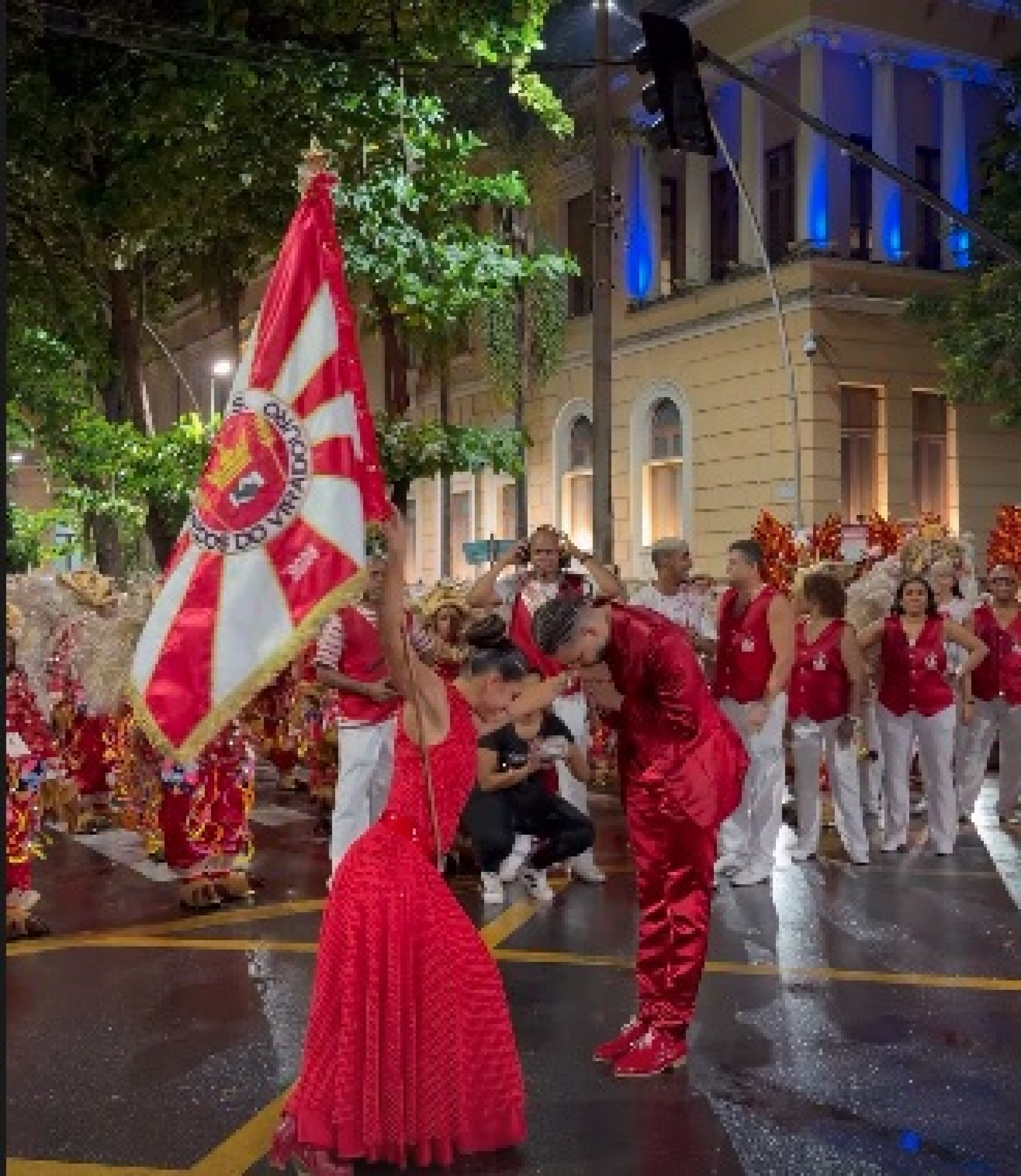 Marcela Alves e Phelipe Lemos se apresentam no desfile da vitória da Viradouro - Reprodução de vídeo