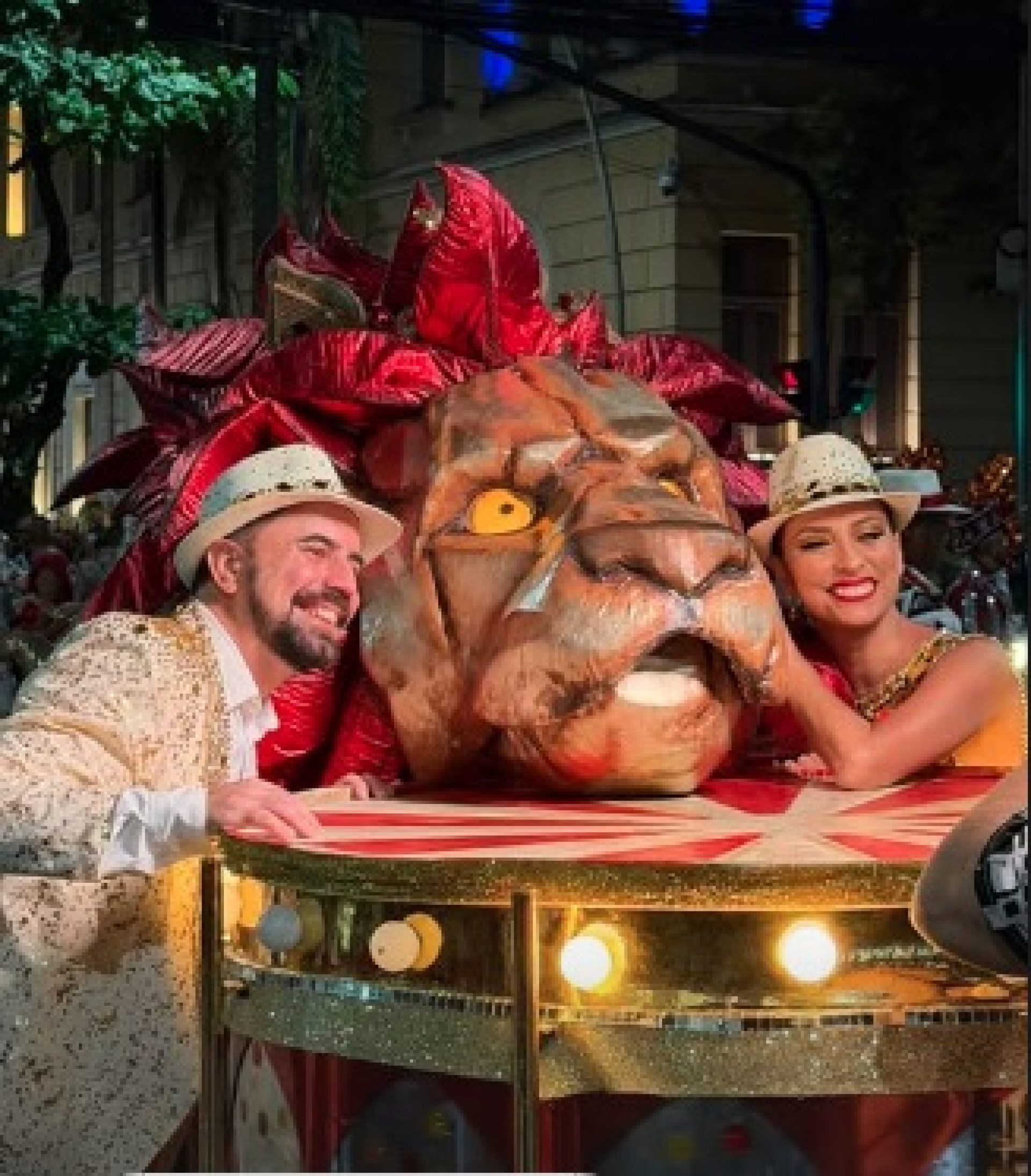 Componentes participam do desfile da vitória da Viradouro - Reprodução de vídeo