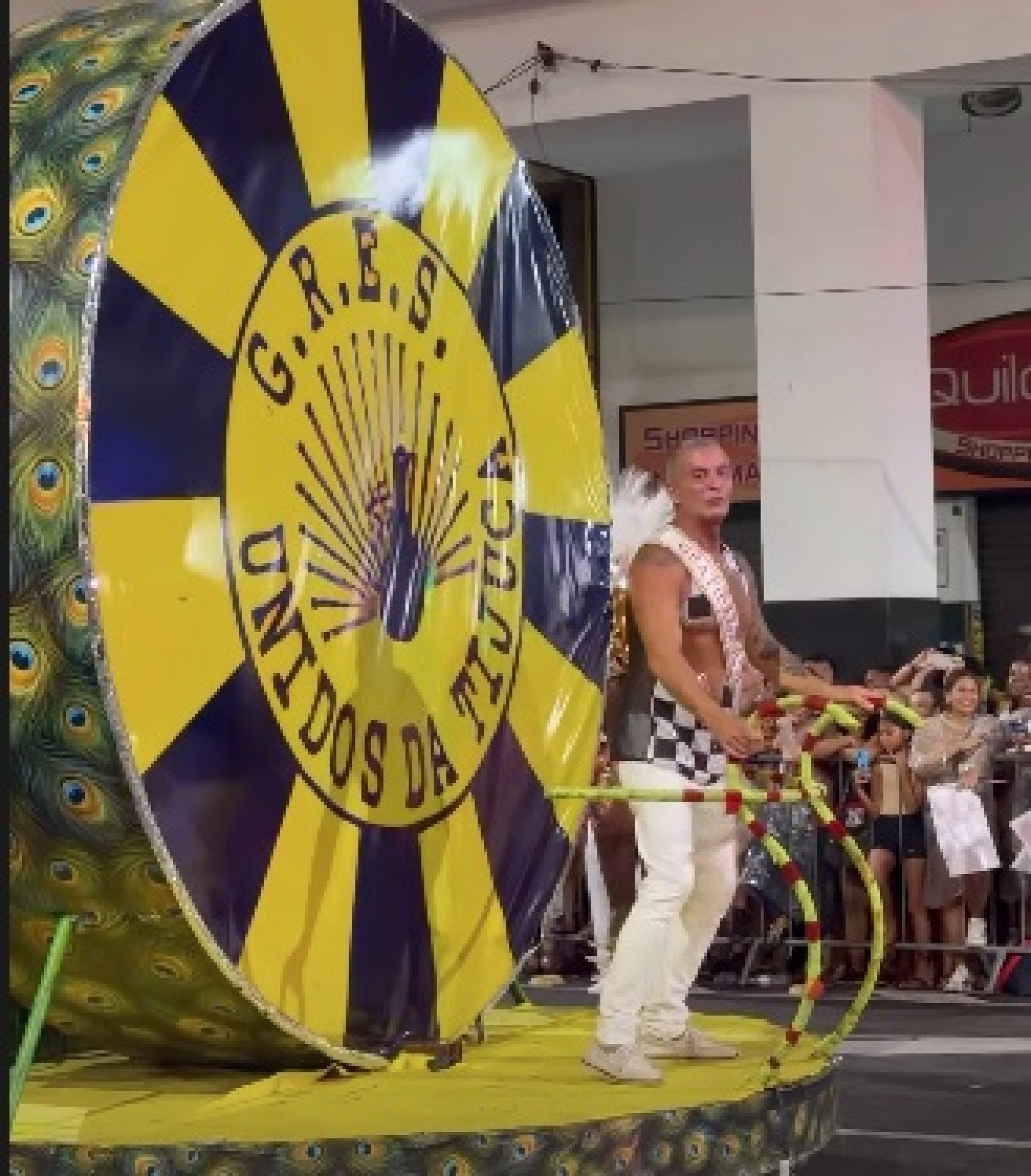 Paulo Barros no desfile da vitória da Viradouro - Reprodução de vídeo