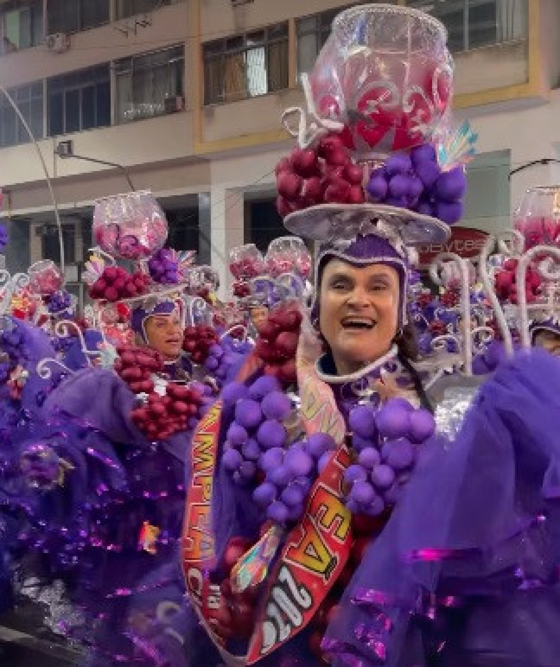 Componentes estavam fantasiados no desfile da vitória da Viradouro - Reprodução de vídeo