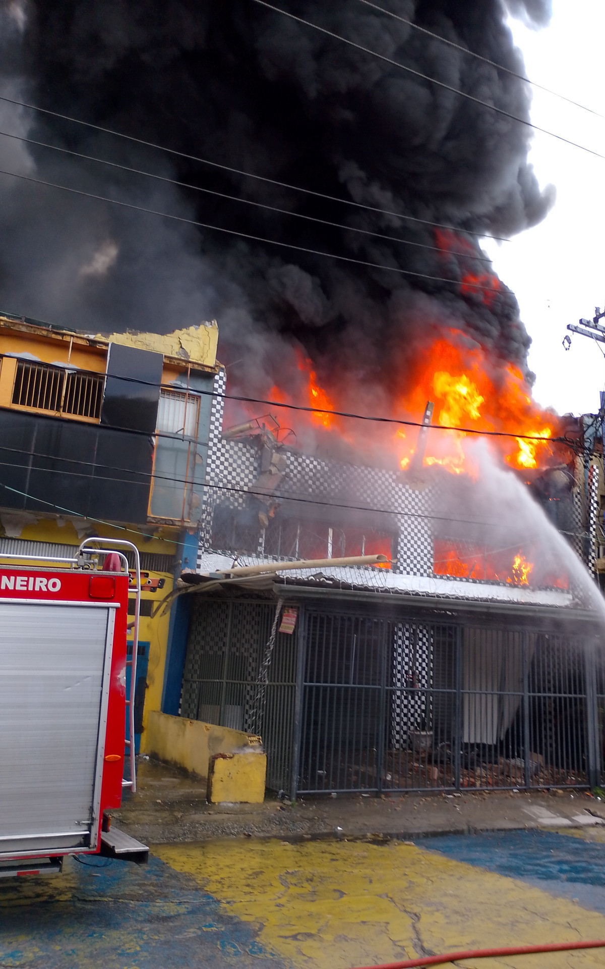 Incêndio de grandes proporções atingiu loja em Ramos, na manhã desta segunda-feira (9)