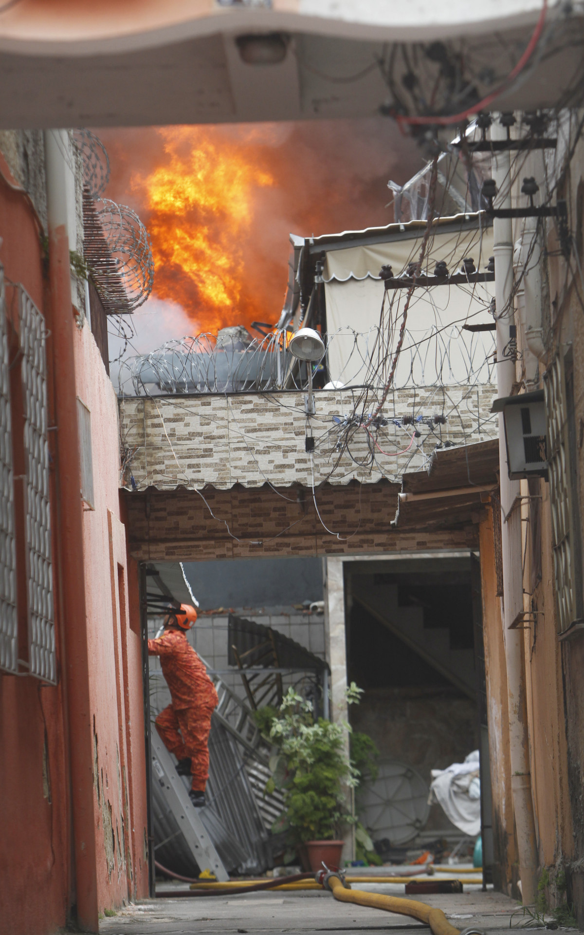 Um incêndio de grandes proporções atingiu um galpão de uma loja em Ramos, zona norte do Rio de Janeiro, na manhã desta segunda-feira (09).