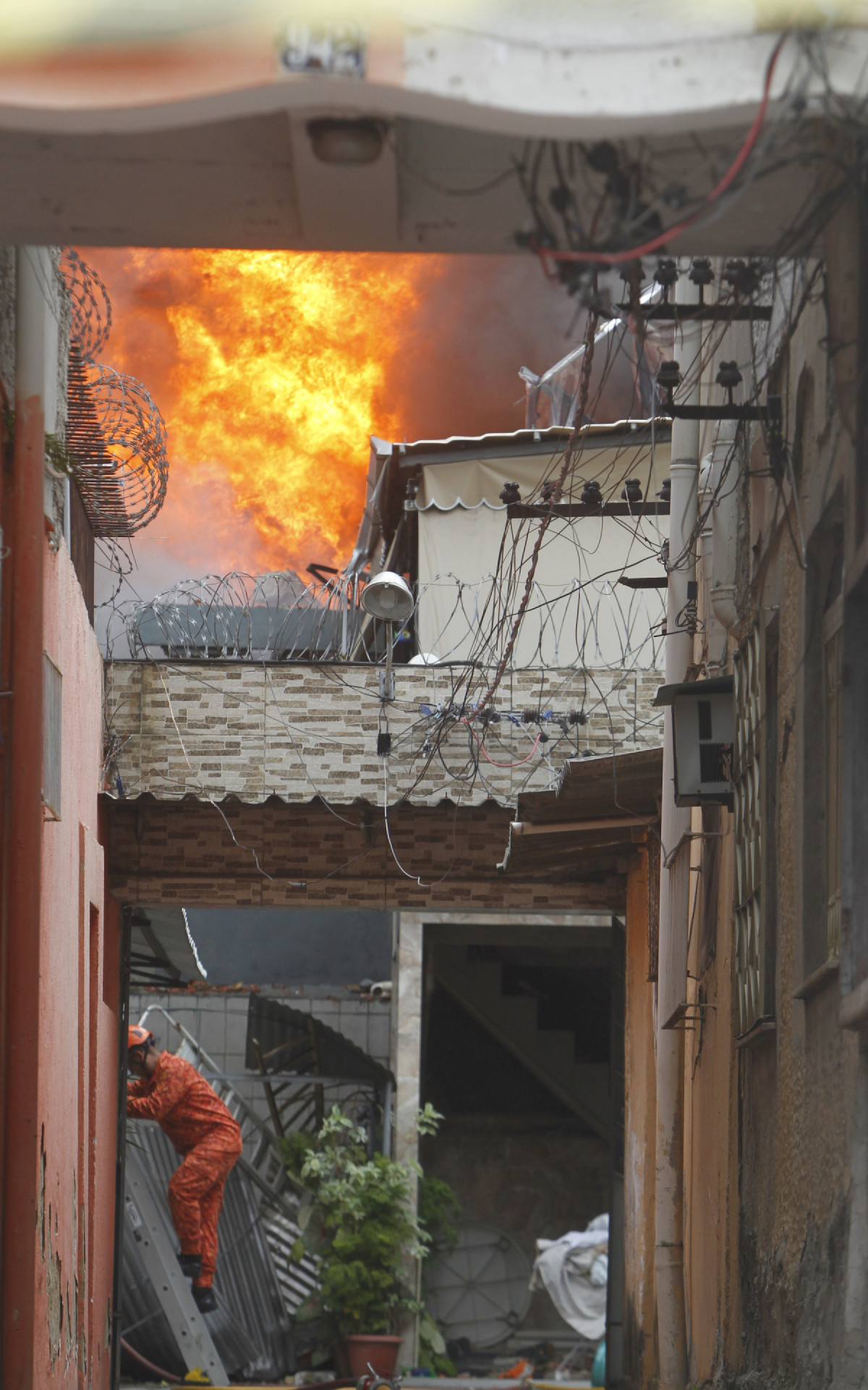 Um incêndio de grandes proporções atingiu um galpão de uma loja em Ramos, zona norte do Rio de Janeiro, na manhã desta segunda-feira (09).