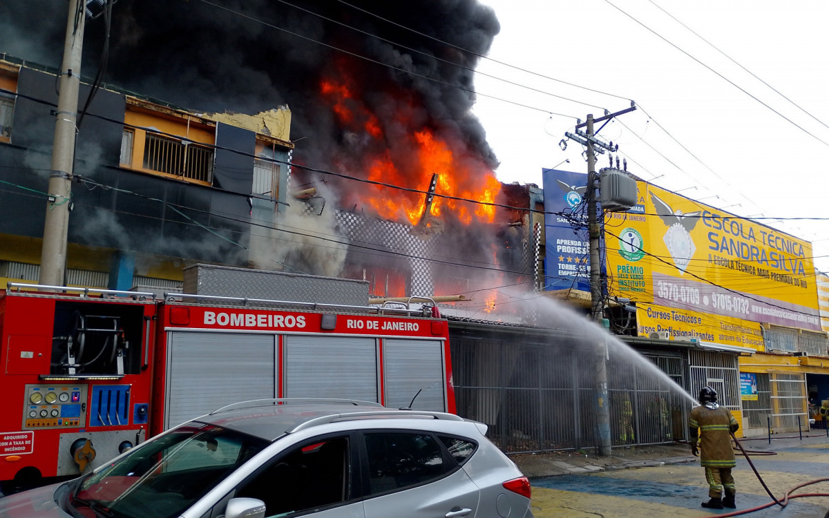 Incêndio de grandes proporções atingiu loja em Ramos, na manhã desta segunda-feira (9)