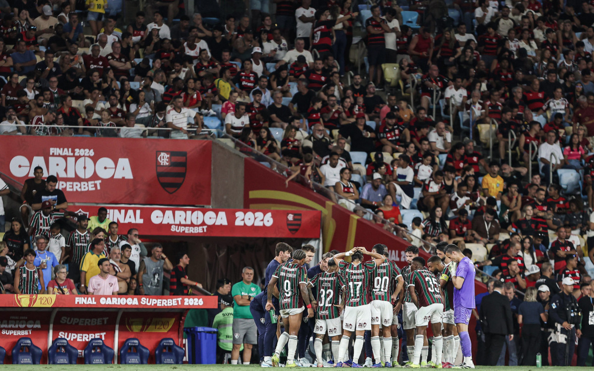 Jogadores do Fluminense recebem orientações do técnico Luís Zubeldía, durante o clássico contra o Flamengo