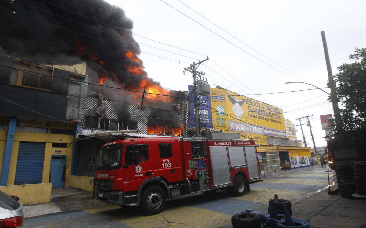 Um incêndio de grandes proporções atingiu um galpão de uma loja em Ramos, zona norte do Rio de Janeiro, na manhã desta segunda-feira (09).